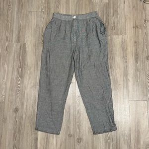 Mid-rise vintage cropped plaid pants with pockets! 100% acrylic. Fits a size 4/6